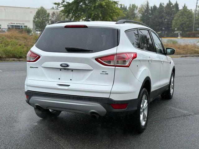 Photo of 2016 Oxford White Ford Escape