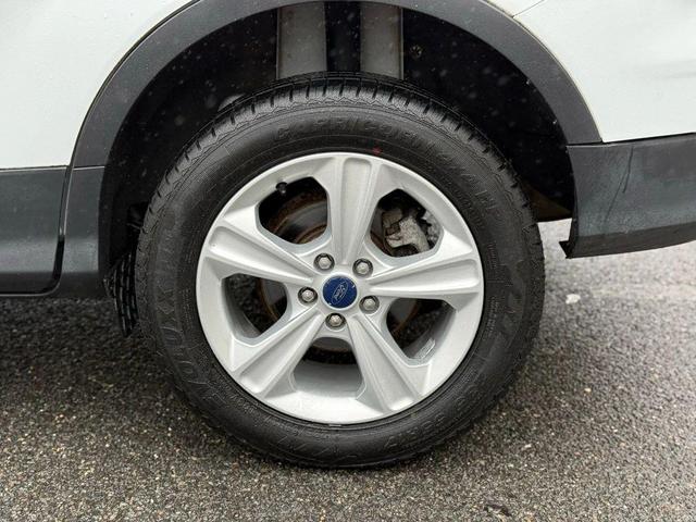 Photo of 2016 Oxford White Ford Escape