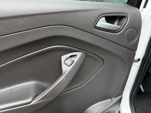 Photo of 2016 Oxford White Ford Escape