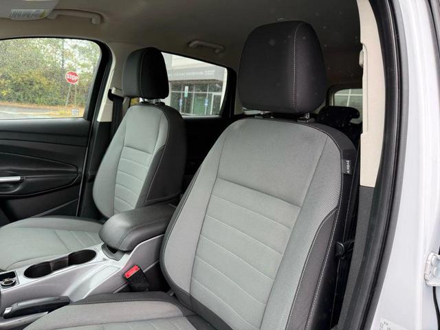 Photo of 2016 Oxford White Ford Escape