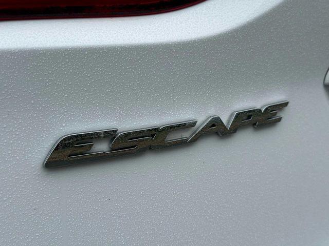 Photo of 2016 Oxford White Ford Escape