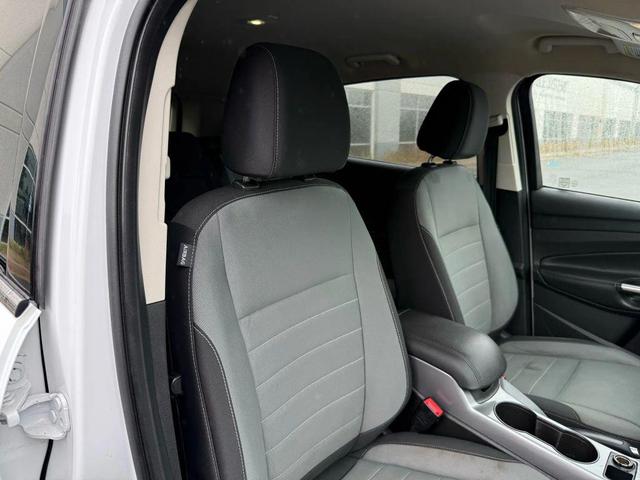 Photo of 2016 Oxford White Ford Escape