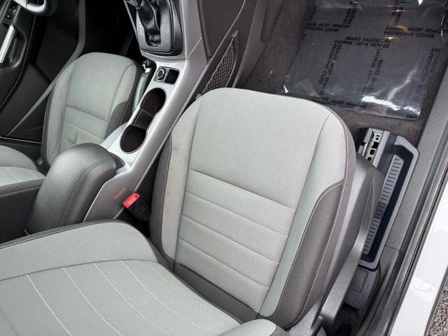 Photo of 2016 Oxford White Ford Escape
