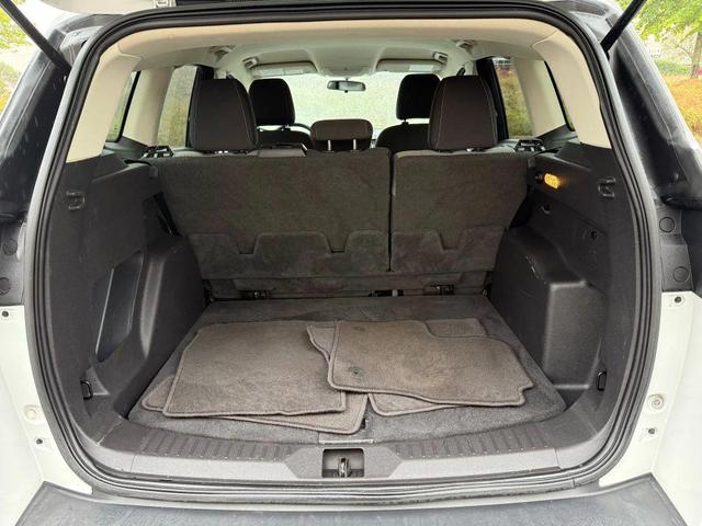 Photo of 2016 Oxford White Ford Escape