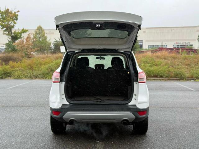 Photo of 2016 Oxford White Ford Escape