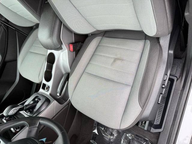Photo of 2016 Oxford White Ford Escape