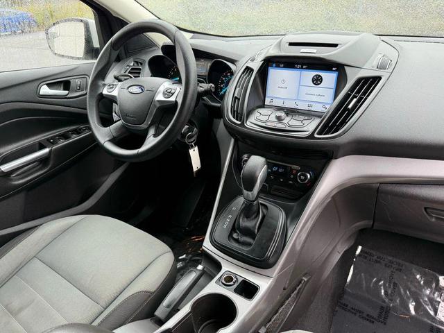 Photo of 2016 Oxford White Ford Escape