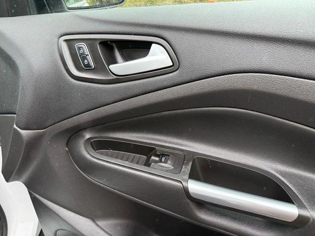 Photo of 2016 Oxford White Ford Escape