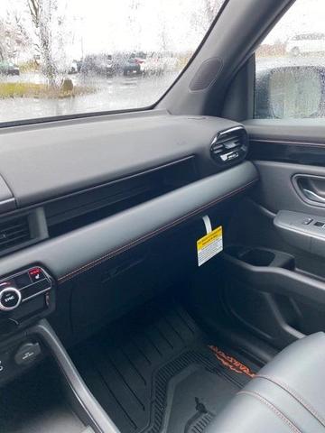 Photo of 2025 Platinum White Honda Pilot