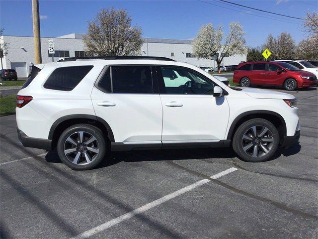 Photo of 2025 Platinum White Honda Pilot