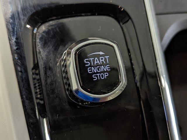 Photo of 2022 Platinum Gray Metallic Volvo XC60