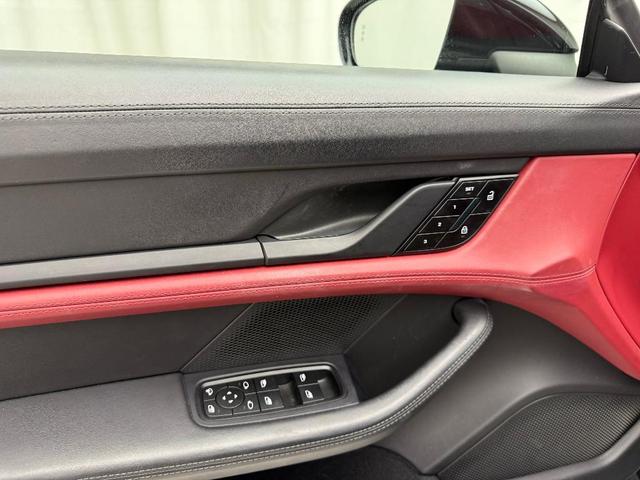 Photo of 2023 Jet Black Metallic Porsche Taycan