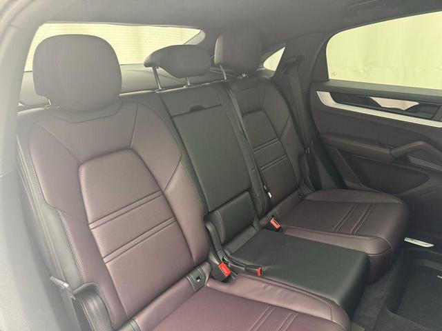 Photo of 2024 White Porsche Cayenne