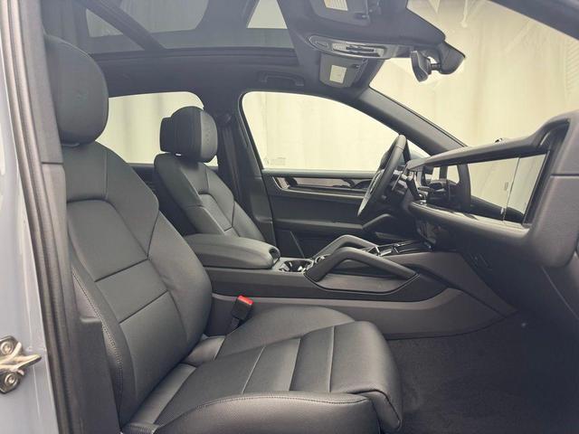 Photo of 2025 Arctic Grey Porsche Cayenne