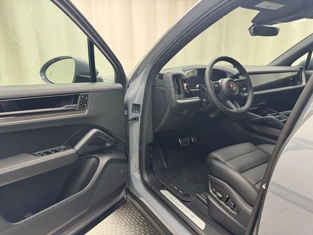 Photo of 2025 Arctic Grey Porsche Cayenne