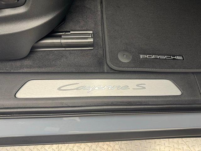 Photo of 2025 Arctic Grey Porsche Cayenne