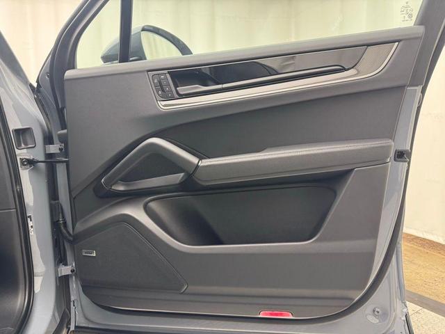 Photo of 2025 Arctic Grey Porsche Cayenne