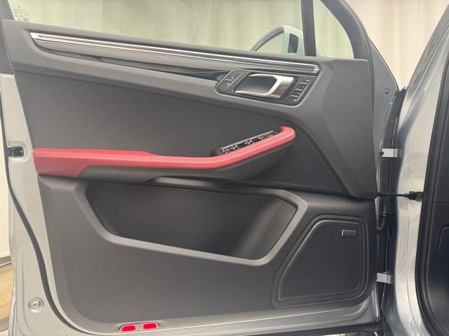 Photo of 2025 Dolomite Silver Metallic Porsche Macan