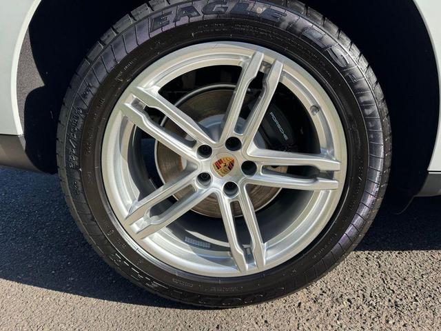 Photo of 2025 White Porsche Macan