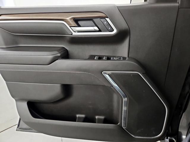 Photo of 2022 Black Chevrolet Silverado 1500