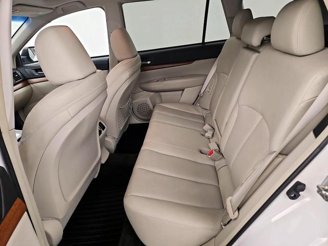 Photo of 2014 White Subaru Outback