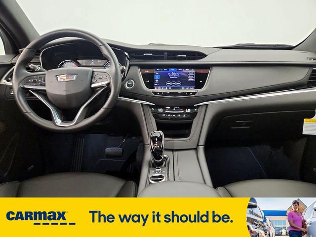Photo of 2023 White Cadillac XT6