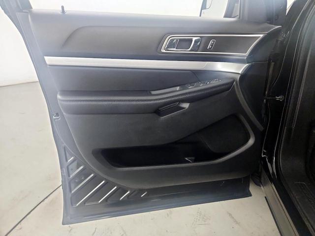 Photo of 2016 Black Ford Explorer