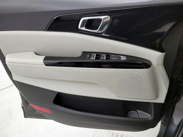 Photo of 2023 Black Kia Carnival