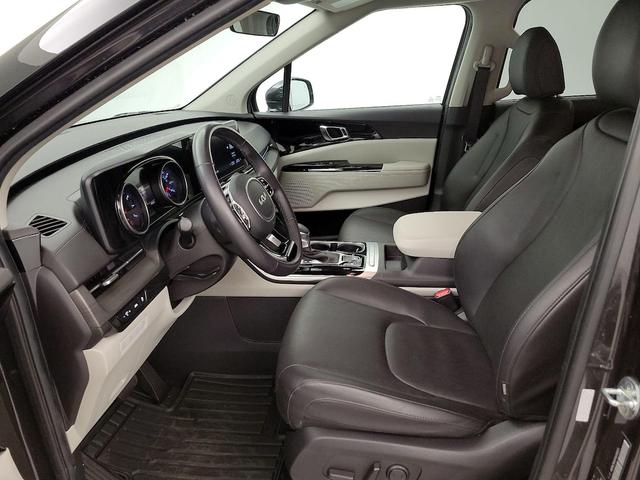 Photo of 2023 Black Kia Carnival