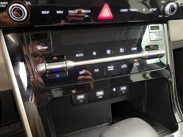 Photo of 2023 Black Kia Carnival