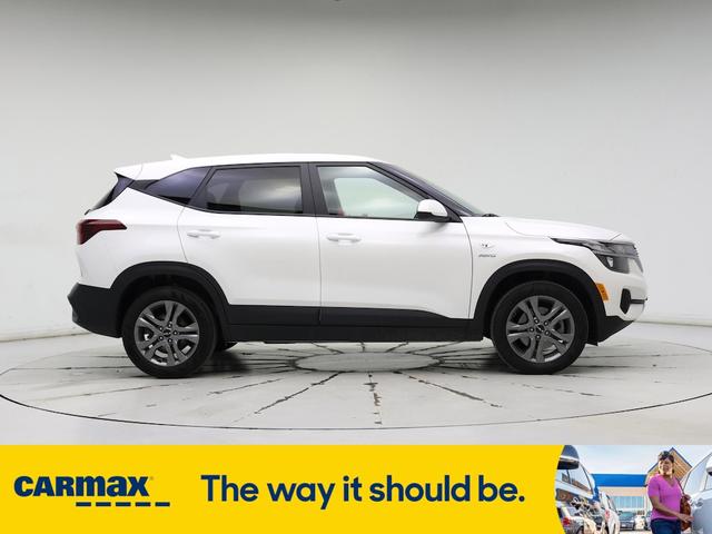 Photo of 2022 White Kia Seltos