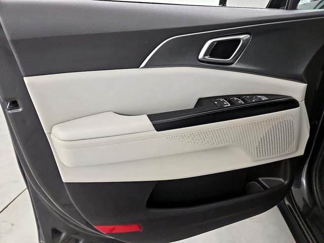Photo of 2022 Black Kia Carnival