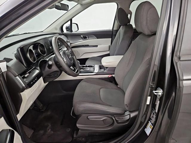 Photo of 2022 Black Kia Carnival