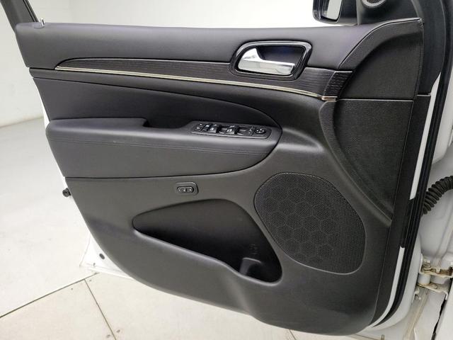 Photo of 2021 White Jeep Grand Cherokee