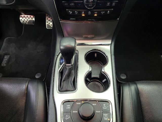 Photo of 2021 White Jeep Grand Cherokee