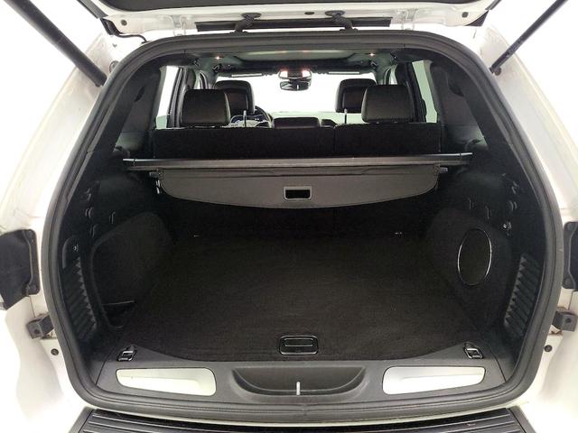 Photo of 2021 White Jeep Grand Cherokee