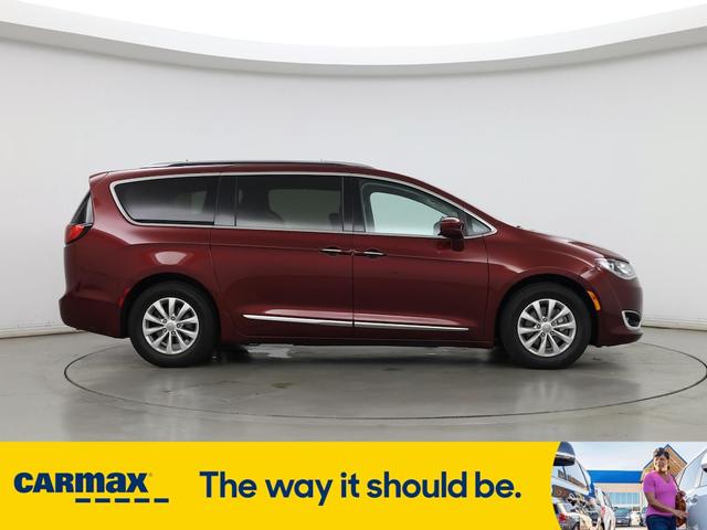 Photo of 2018 Red Chrysler Pacifica