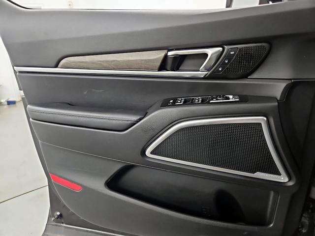 Photo of 2022 Black Kia Telluride