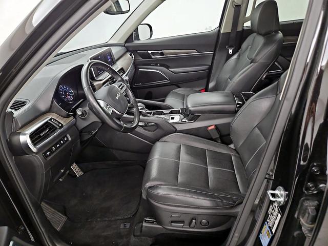 Photo of 2022 Black Kia Telluride