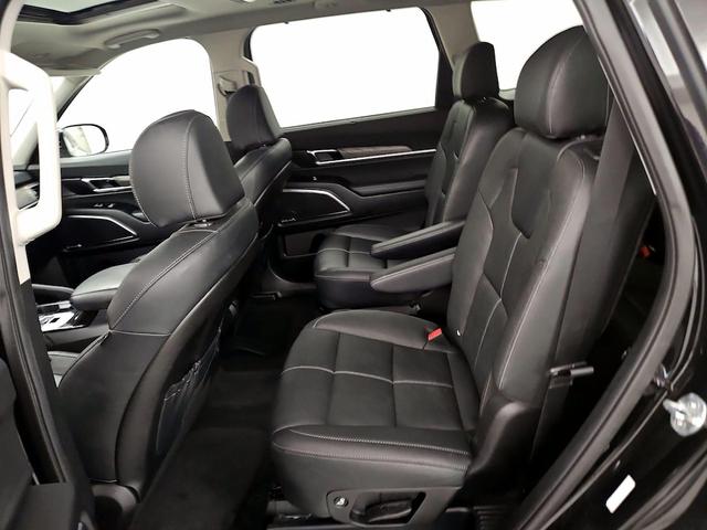 Photo of 2022 Black Kia Telluride