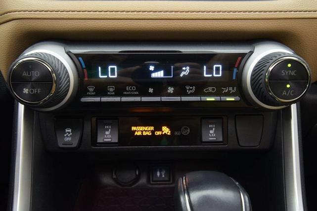 Photo of 2019 Super White Toyota RAV4