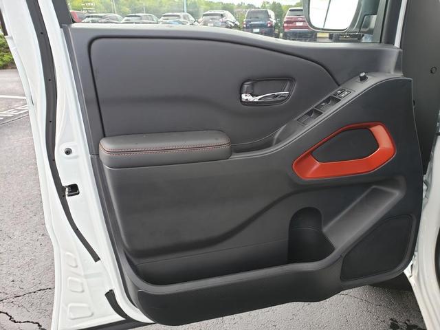 Photo of 2025 Glacier White Nissan Frontier