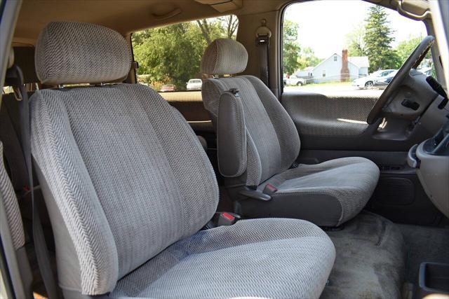 Photo of 1994 Sandstone Beige Metallic Toyota Previa