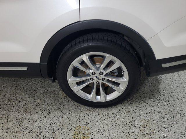 Photo of 2018 White Platinum Clearcoat Metallic Ford Explorer