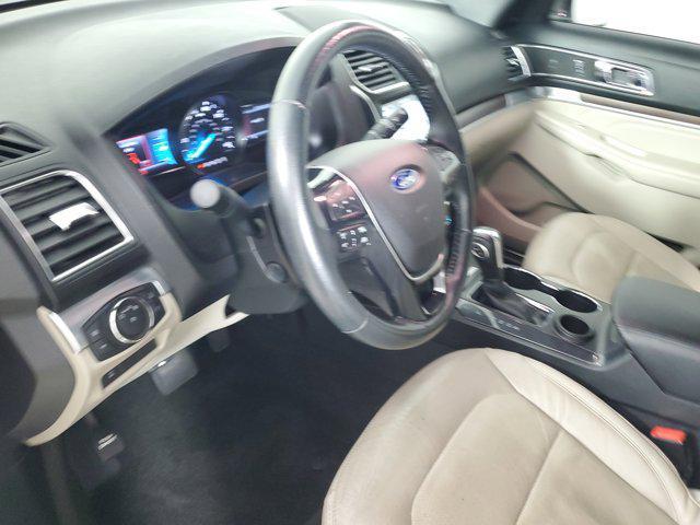 Photo of 2018 White Platinum Clearcoat Metallic Ford Explorer