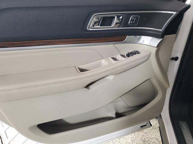 Photo of 2018 White Platinum Clearcoat Metallic Ford Explorer