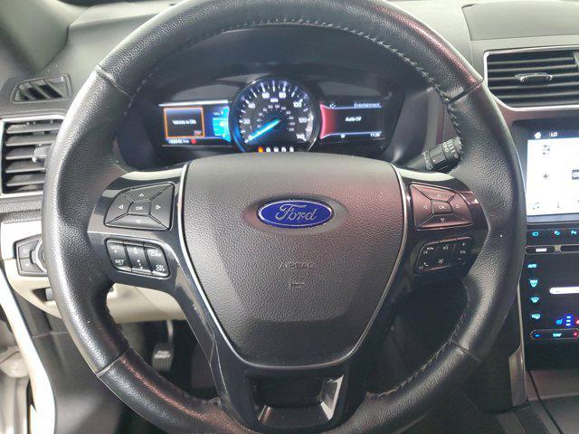 Photo of 2018 White Platinum Clearcoat Metallic Ford Explorer