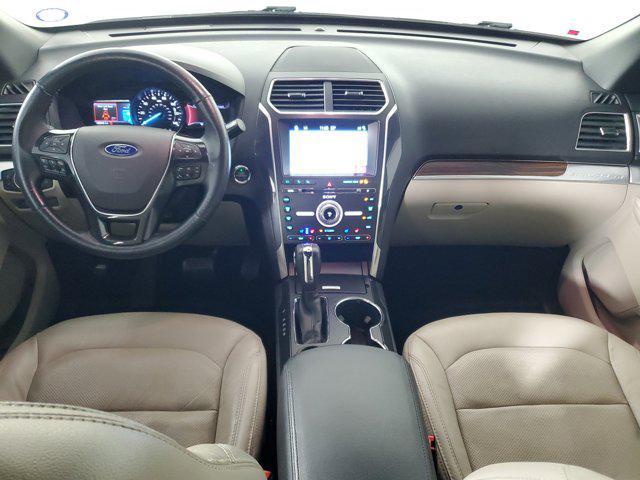 Photo of 2018 White Platinum Clearcoat Metallic Ford Explorer