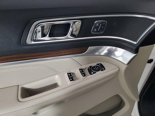 Photo of 2018 White Platinum Clearcoat Metallic Ford Explorer