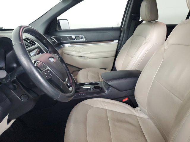 Photo of 2018 White Platinum Clearcoat Metallic Ford Explorer
